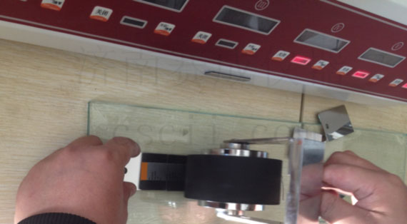 運用濟南賽成CZY-6S持粘性檢測儀，測試不干膠標(biāo)簽持粘性試驗